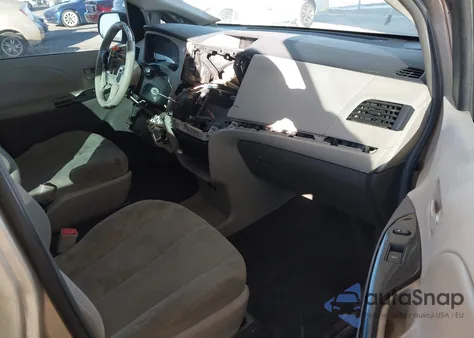 2011 Toyota Sienna Base V6 z USA, uszkodzony, nr VIN 5TDZK3DC5BS026763